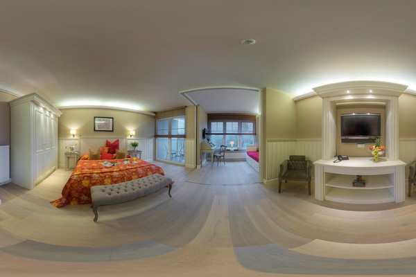 Hypo-allergenic bedding, free WiFi, bed sheets