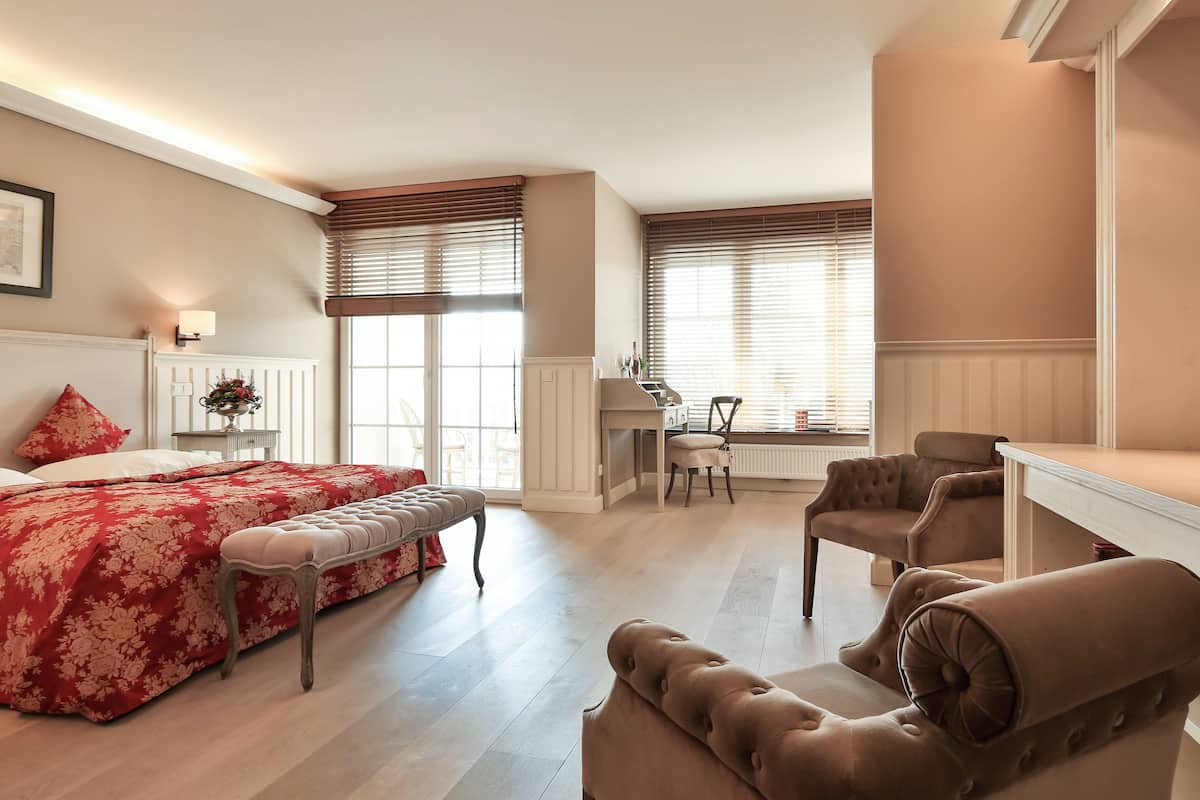 Une chambre à coucher avec un grand lit, un bureau et une chaise.