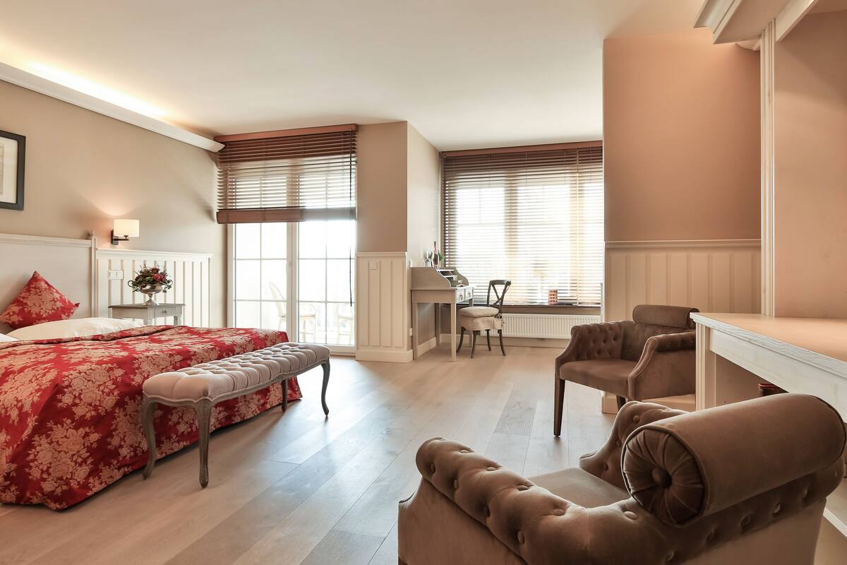 hypo-allergenic bedding, free wifi, bed sheets