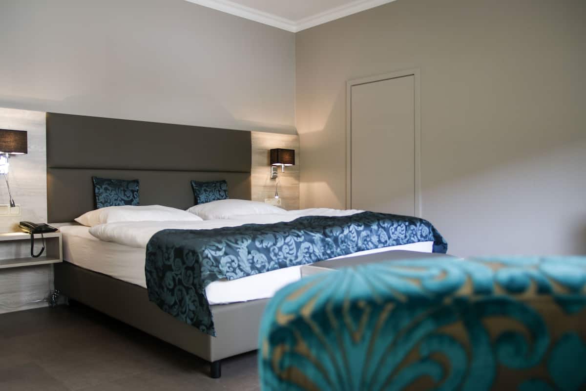 Hypo-allergenic bedding, free WiFi, bed sheets