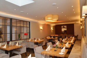 Dîner et souper servis sur place, restaurant en plein air 