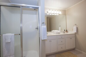 Shower, hair dryer, towels - 260 Linden- Sleeps 8! (Pinehurst)