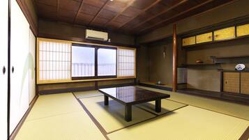 Deluxe Family Room | Blackout drapes, iron/ironing board, free WiFi, bed sheets