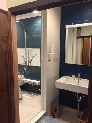 Duschwanne, Hydromassagedusche, kostenlose Toilettenartikel