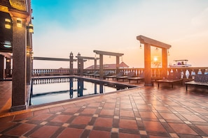 Outdoor pool, sun loungers - Hello Cambodia Boutique (Siem Reap)