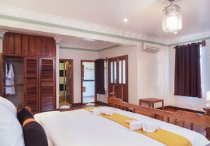 家庭房 (Connecting Room) | 高档床上用品、迷你吧、客房内保险箱、办公桌