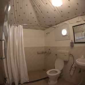 Luxe tent | Badkamer | Een douche, gratis toiletartikelen, handdoeken