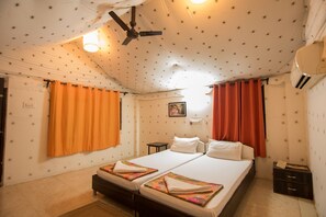 Luxe tent | Een kluis op de kamer, een bureau, extra bedden (toeslag)