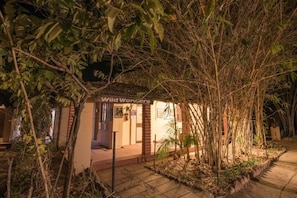 Tenda de campanya de luxe | Caixa forta a l'habitació, escriptori i llits addicionals