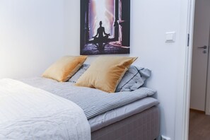 2 Schlafzimmer, individuell dekoriert, individuell eingerichtet