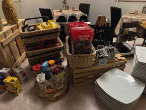 Petit déjeuner buffet servi tous les jours en supplément