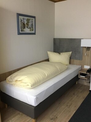 Single Room, 1 Twin Bed, Non Smoking | In-room safe, desk, free WiFi - Hotel am Rosenbad (Fulda)