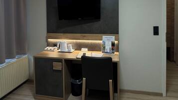 Chambre Simple, 1 lit une place, non-fumeurs | Coffres-forts dans les chambres, bureau, Wi-Fi gratuit