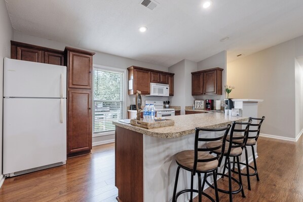 ثلاجة، ميكروويف، فرن، موقد طهي مسطح