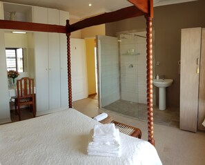 At 29 Columba Queen Room 1 | セレクト コンフォート製ベッド、セーフティボックス (室内)、客室ごとに異なる装飾、客室ごとに異なるインテリア