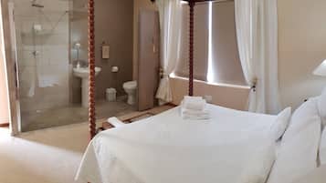 At 29 Columba Queen Room 1 | Baño | Tina y regadera independientes y amenidades de baño gratuitas