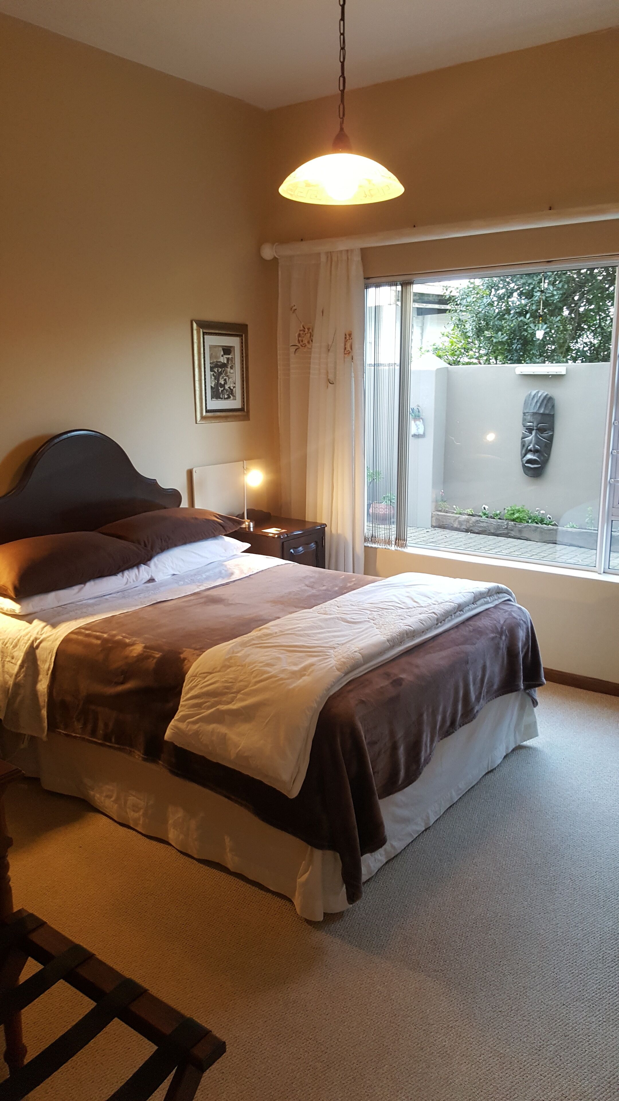 Double Room Downstairs (Accessible) | เตียง Select Comfort, ตู้นิรภัยในห้องพัก, ห้องพักตกแต่งอย่างมีเอกลักษณ์