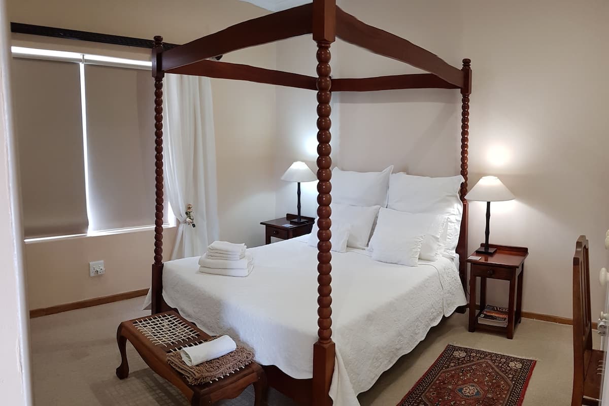 At 29 Columba Queen Room 1 | Select Comfort -patjalliset sängyt, tallelokero huoneessa