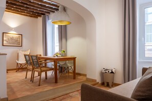 Apartamento superior, 1 quarto, cozinha americana | Área de estar | TV de tela plana
