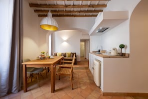 Superior appartement, 1 slaapkamer, kitchenette | Woonruimte | Flatscreentelevisie