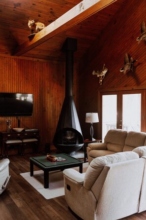 Smart TV, fireplace, DVD player, books - Cabin/Vacation Home In the Woods on Private Lake Close to Louisville, Ky (Elizabeth)