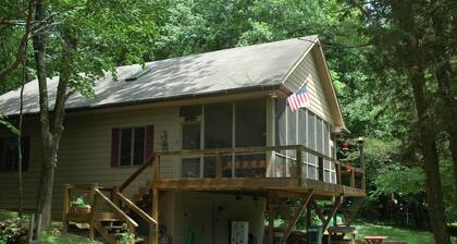 Ferienhaus / Ferienhaus im Wald am privaten See in der Nähe von Louisville, Ky