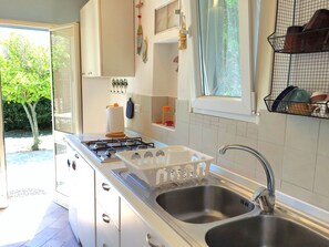 Studio | Coin cuisine privé | Réfrigérateur, plaque de cuisson, cafetière/bouilloire