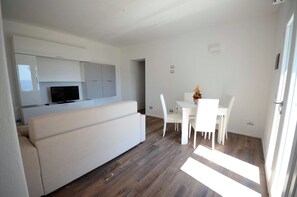 Appartement, 1 chambre | Aire de séjour | Téléviseur à écran plat