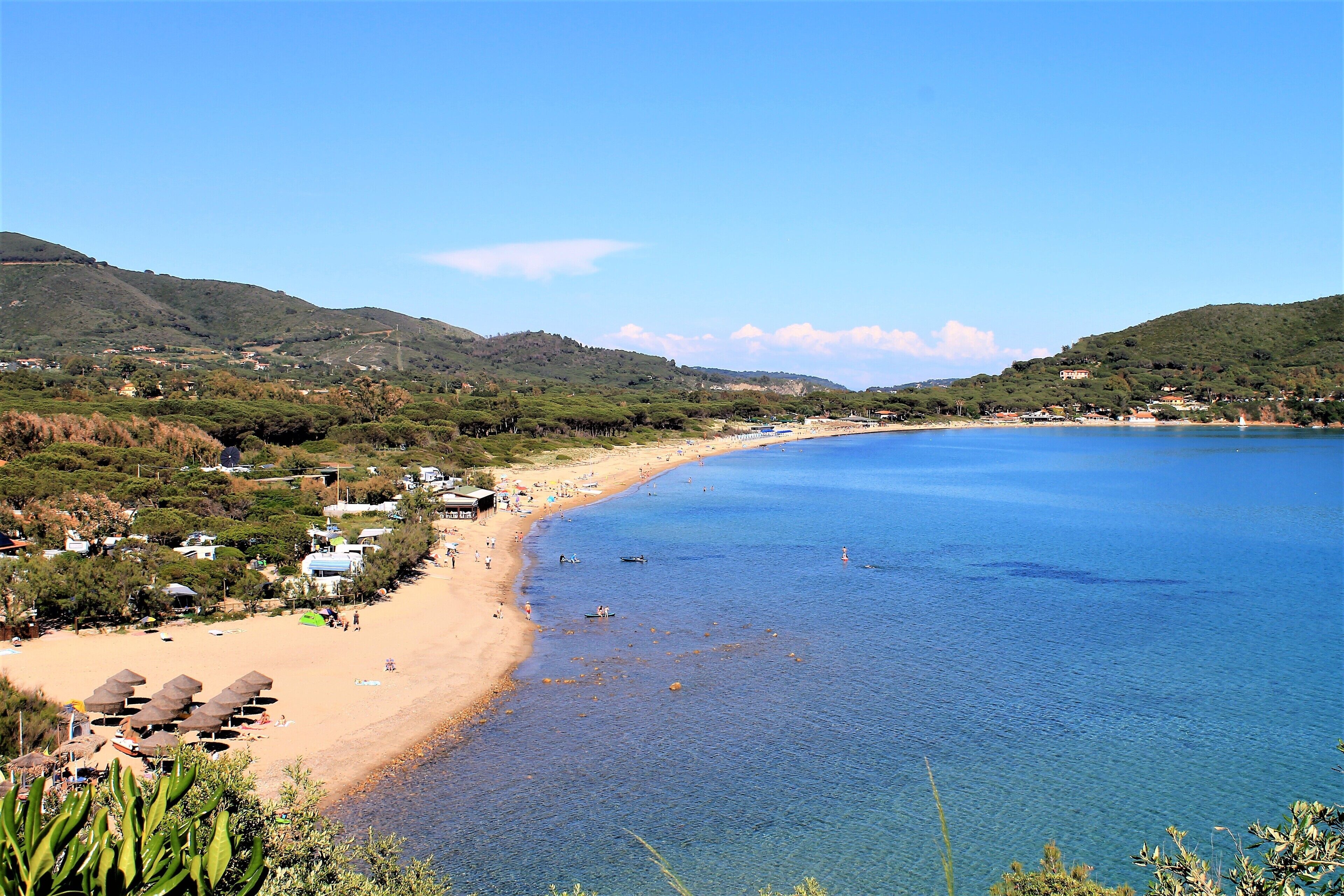 Una spiaggia nelle vicinanze, un bar sulla spiaggia