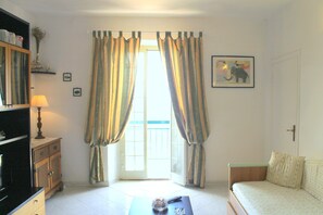 Apartment, 1 Bedroom | Living room | 33-inch flat-screen TV with cable channels, TV - Le Maree Fede (Rio)