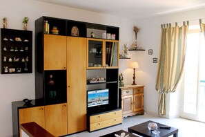 Apartment, 1 Bedroom | Living area | 33-inch flat-screen TV with cable channels, TV - Le Maree Fede (Rio)