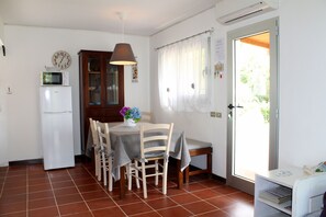 アパートメント 2 ベッドルーム | 専用キッチン | 大型冷蔵庫、電子レンジ、コンロ、コーヒー / ティーメーカー