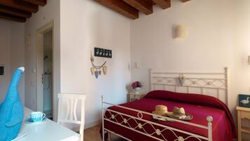 Grand Double Room | Individually furnished, desk, cribs/infant beds, bed sheets