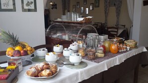 Un bufé de desayuno con frutas, pasteles y diversas opciones para el desayuno.
