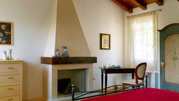 Superior-Doppelzimmer | Individuell eingerichtet, Schreibtisch, Babybetten, Bettwäsche