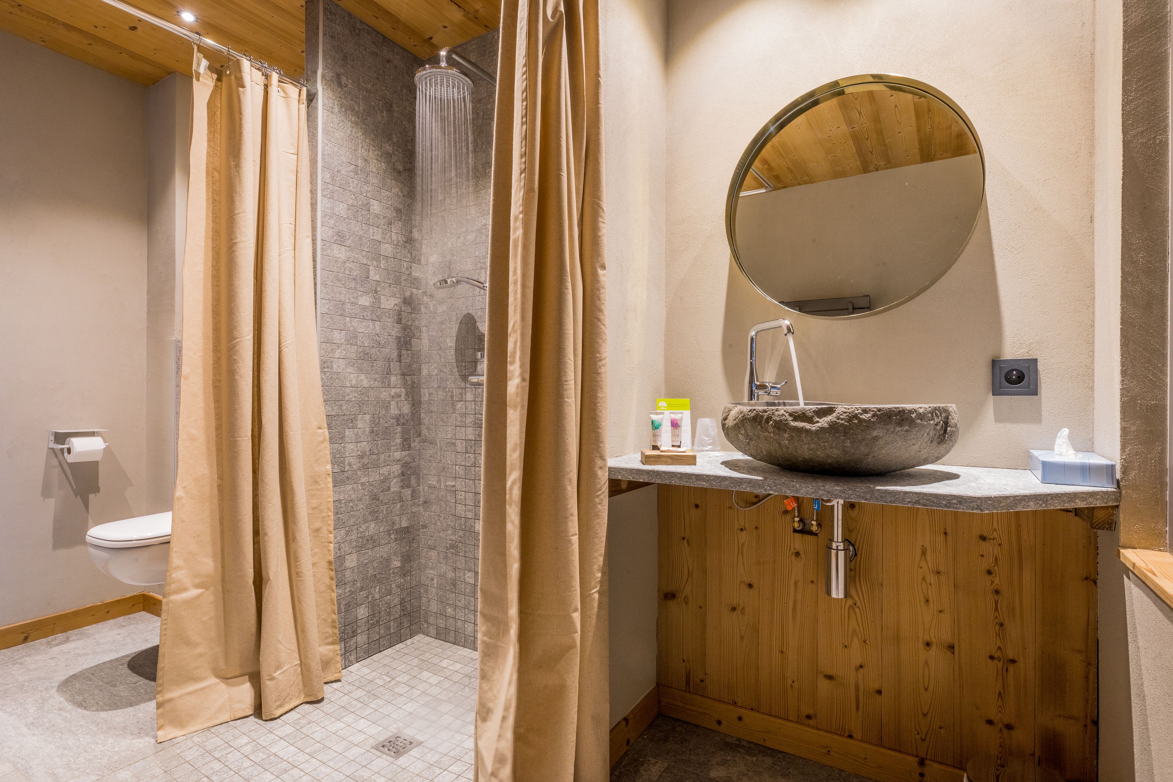 suite | bathroom | shower, free toiletries, hair dryer, towels