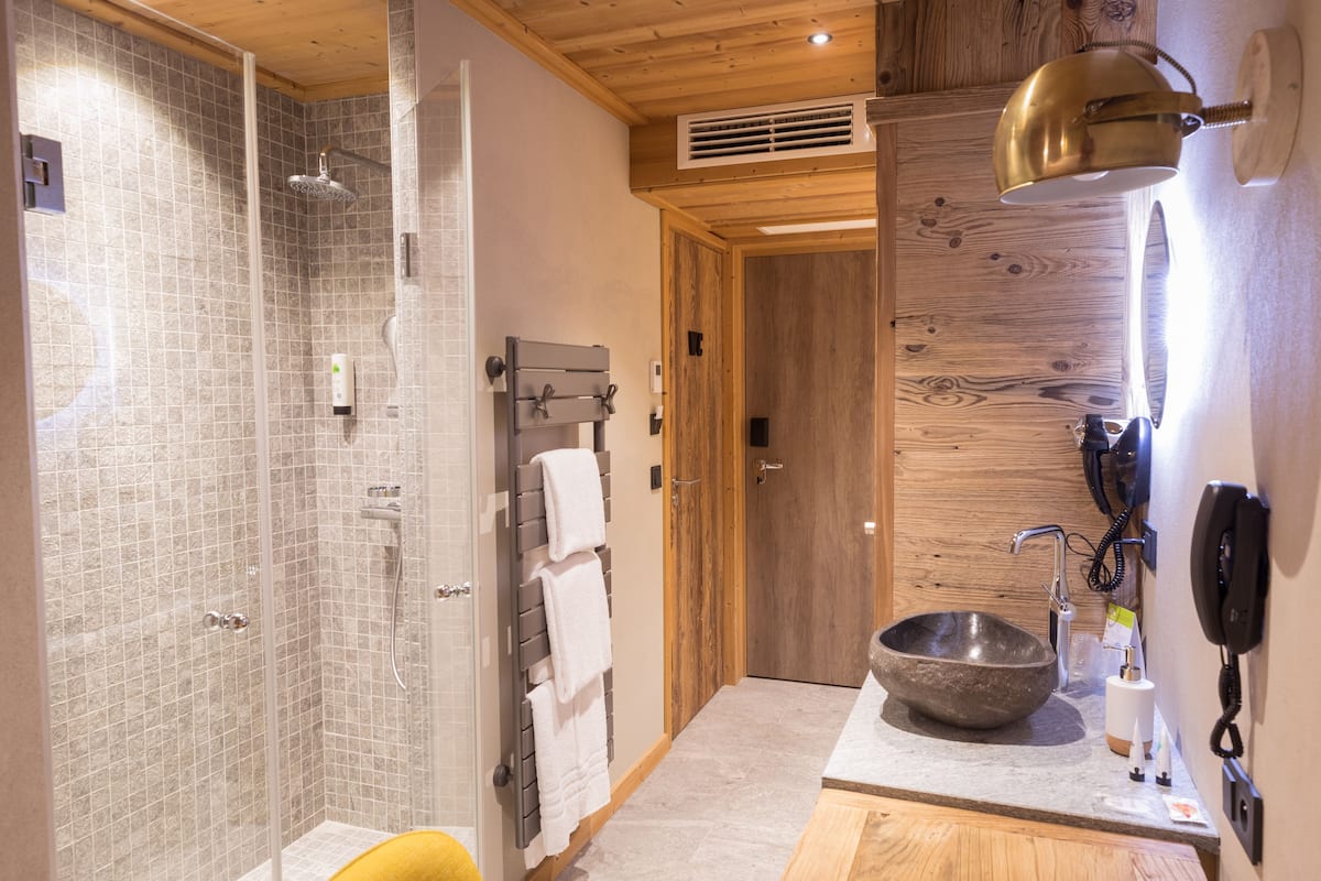 double room | bathroom | shower, free toiletries, hair dryer, towels