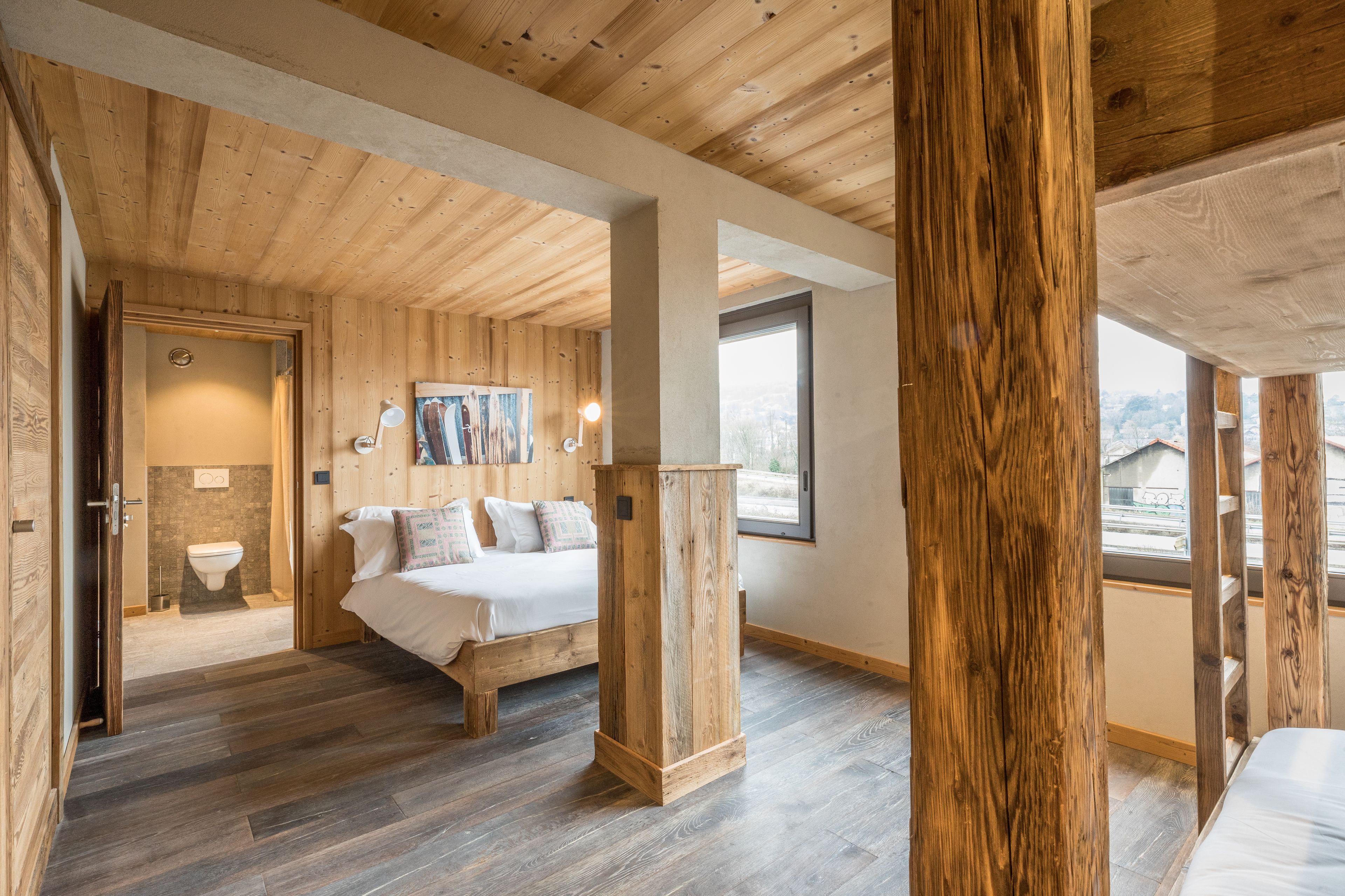 suite | desk, soundproofing, iron/ironing board, free wifi