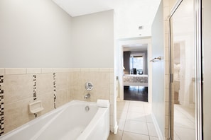 Ensemble douche/baignoire, sĂšche-cheveux, serviettes fournies