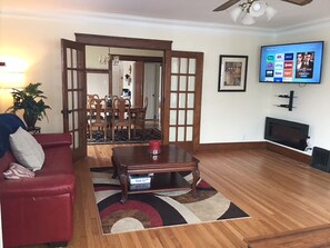 Smart TV, fireplace, DVD player, books - Stunning! Professionally Cleaned, Self Check In - Sleeps 8 (Racine)