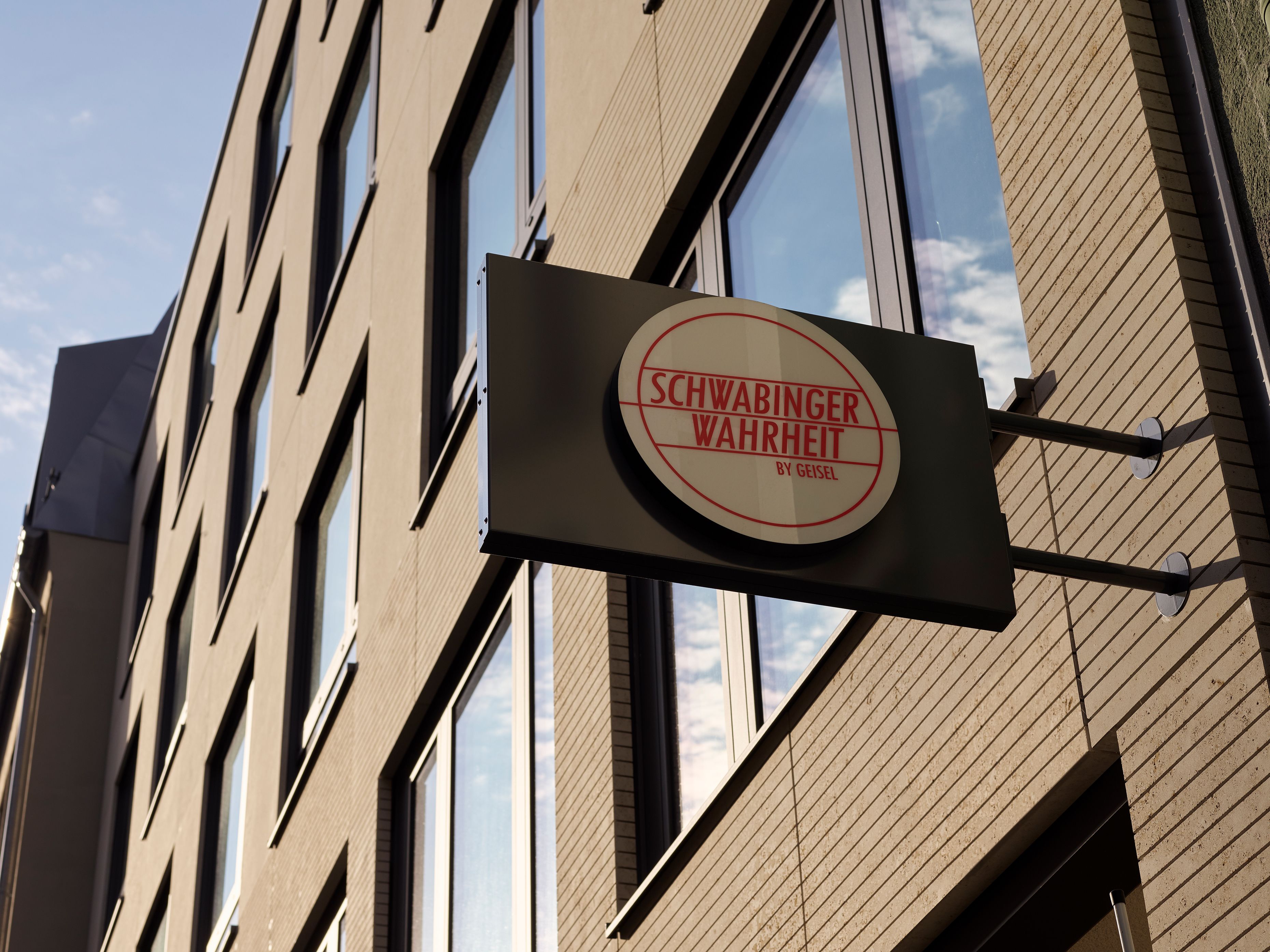 Un edificio con un letrero que dice "SCHWABINGER WAHREIT BY GEISEL".
