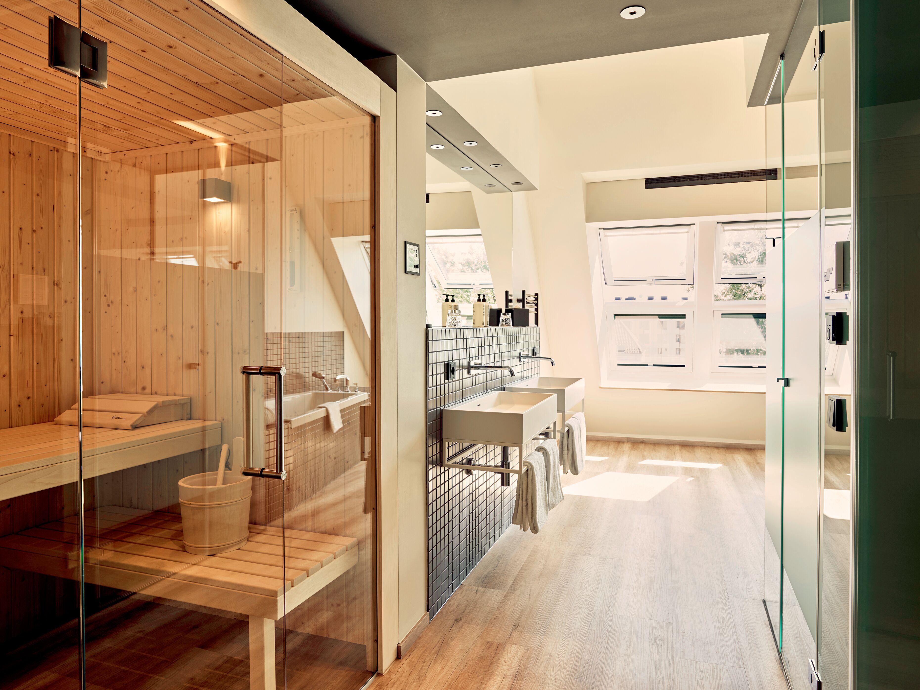 Suite 63 | Badezimmer | Kostenlose Toilettenartikel, Haartrockner, Bademäntel, Hausschuhe