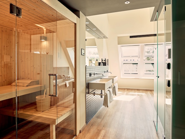 Suite 63 | Baño | Amenidades de baño gratuitas, secadora de cabello, batas, pantuflas