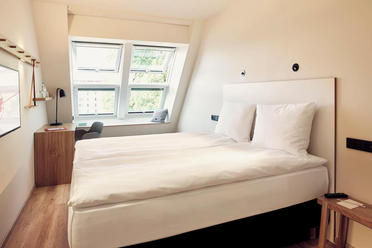 Hypo-allergenic bedding available, in-room safe, desk, soundproofing