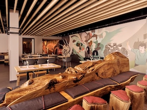 Lobby lounge