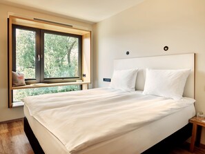 Hypo-allergenic bedding, in-room safe, soundproofing, free WiFi