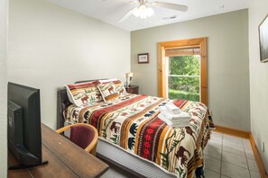 4 bedrooms, WiFi, bed sheets - Private Mountaintop Retreat | Hot Tub, Sauna, Game Room & Views (Sugar Grove)