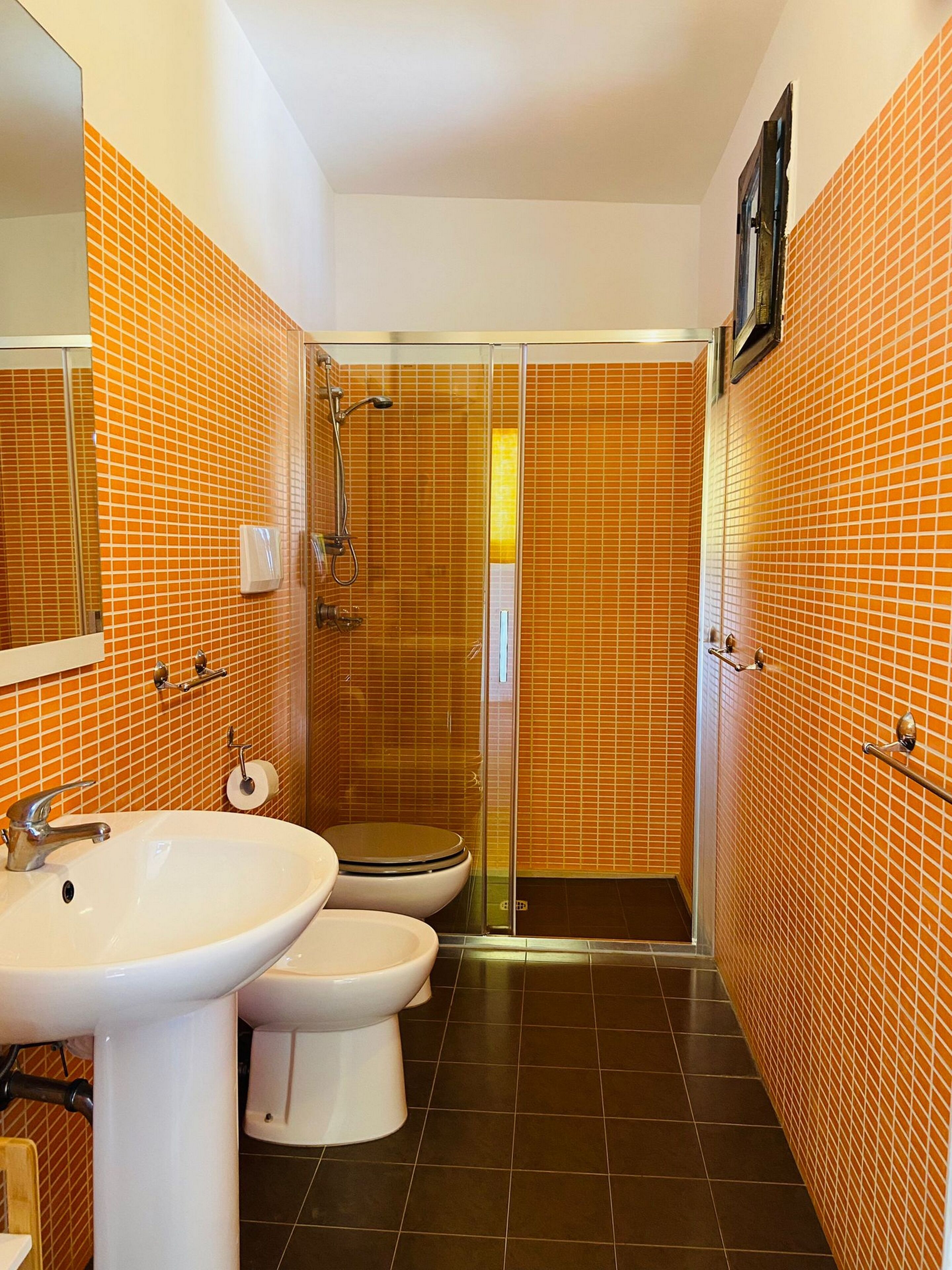 Un baño con lavabo, inodoro y ducha.