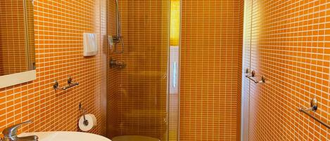 Un baño con lavabo, inodoro y ducha.