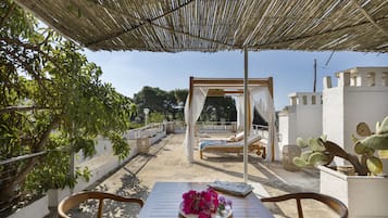 Camera familiare, terrazzo, vista giardino | 1 camera, con arredamento individuale, una scrivania